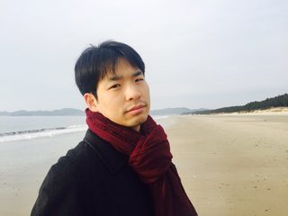 해변에 선 정세훈, 붉은 스카프