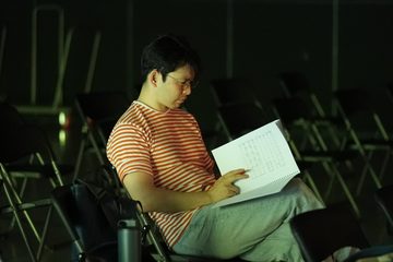 어두운 홀에서 악보를 보는 정세훈