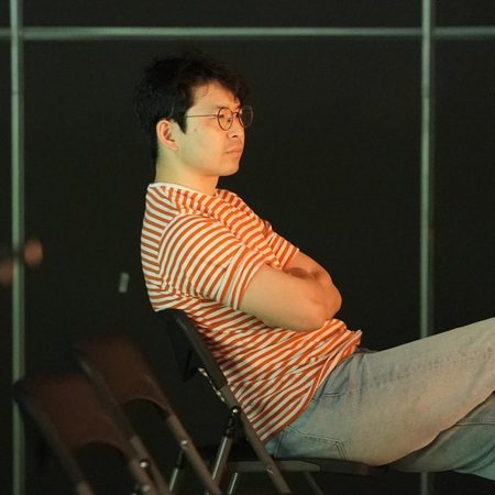 홀의 의자에 팔짱을 끼고 앉은 정세훈