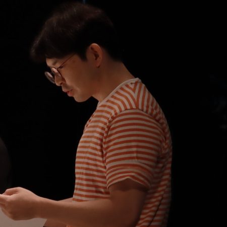 악보를 들고 고개를 숙인 정세훈